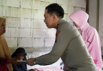 Polri Untuk Masyarakat : Kapolres Bojonegoro Beri Bantuan Anak Difabel