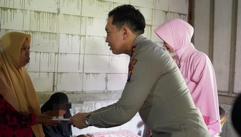Polri Untuk Masyarakat : Kapolres Bojonegoro Beri Bantuan Anak Difabel
