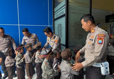 Polisi Sahabat Anak : Polresta Sidoarjo Edukasi Tertib Lalu Lintas Sejak Dini