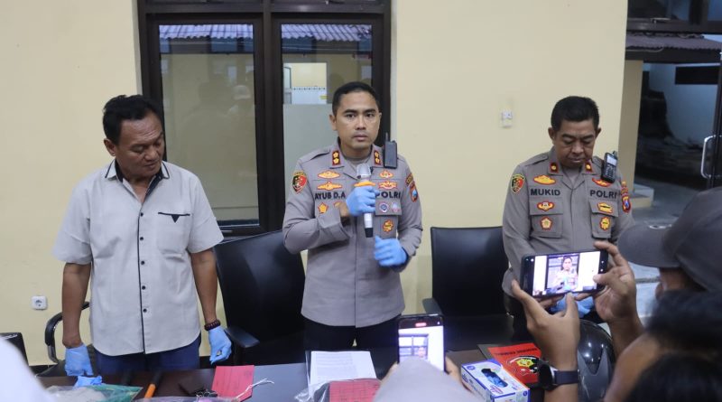 Polres Pacitan Amankan Dua Tersangka Penyiram Air Keras Penjual Tempe