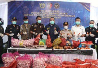 Bareskrim Polri Musnahkan Ribuan Kilogram Bawang Impor Ilegal dari Jalur Tikus Perbatasan Malaysia