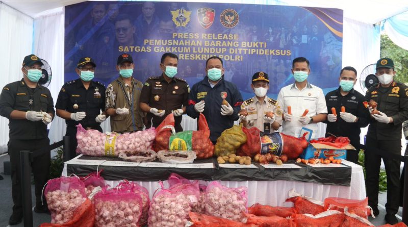 Bareskrim Polri Musnahkan Ribuan Kilogram Bawang Impor Ilegal dari Jalur Tikus Perbatasan Malaysia Bareskrim Polri Musnahkan Ribuan Kilogram Bawang Impor Ilegal dari Jalur Tikus Perbatasan Malaysia