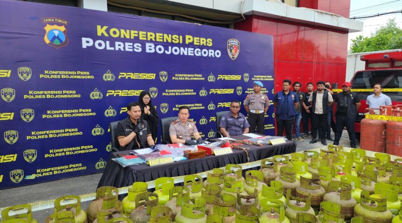 Polres Bojonegoro Amankan Tersangka Pengoplos LPG Subsidi 3 Kg dan Ratusan Tabung Gas Polres Bojonegoro Amankan Tersangka Pengoplos LPG Subsidi 3 Kg dan Ratusan Tabung Gas