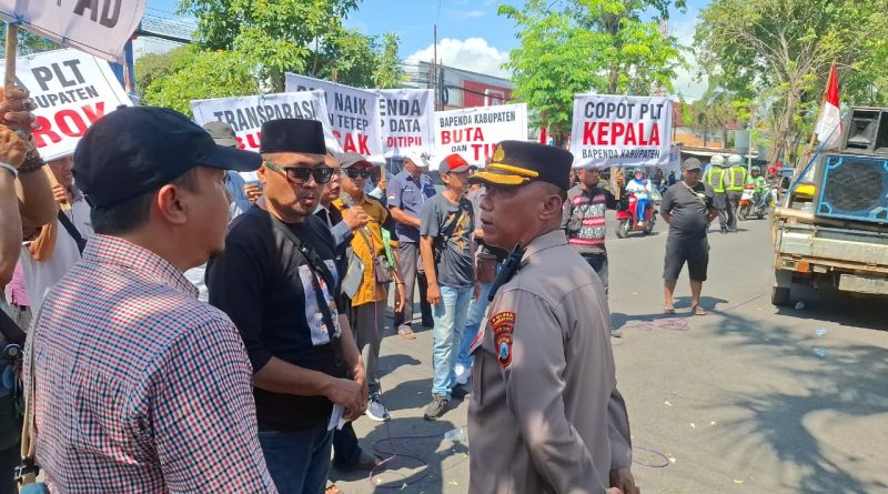 Pelayanan Humanis Polres Pasuruan Kota Pastikan Aksi Damai LSM Poros Tengah Berjalan Aman dan Tertib