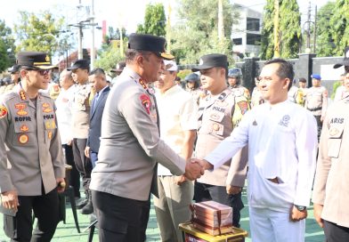 Sambut Hari Bhayangkara ke-80 Kapolda Jatim Bagikan 2.055 Kitab Suci