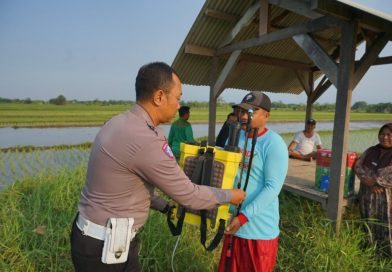 Polisi Peduli Petani, Satlantas Polres Pasuruan Kota Serahkan Alat Semprot Pertanian untuk Kelompok Tani Dusun Kepel