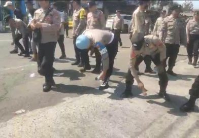 Salut, Personel Polres Blitar Bersihkan Sampah Usai Layanan Pengamanan Aksi Unjuk Rasa