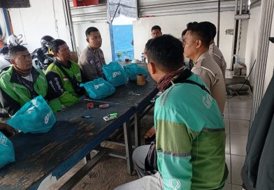 Sambut Hari Bhayangkara ke – 80, Polres Jember Berbagi Paket Sembako untuk Ojol