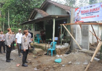 Hari Bhayangkara ke-80: Polres Probolinggo Turun ke Pelosok Desa Salurkan Bansos Bedah Rumah