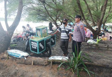 Layanan Pengamanan Polres Blitar Patroli Dialogis di Wisata Pantai Serang