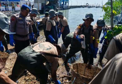 Sinergi Bersih – bersih Pantai, Polres Gresik Wujudkan Indonesia ASRI