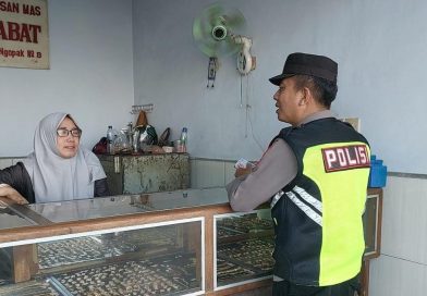 Patroli Humanis Polsek Rejoso Sambangi Toko Emas, Cegah Aksi 3C dan Jaga Kamtibmas Tetap Kondusif