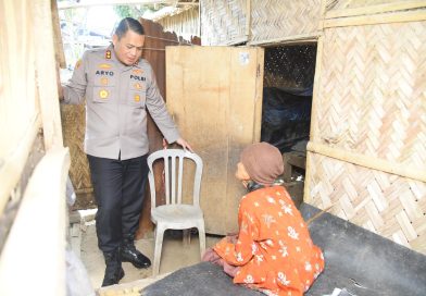 Polri Peduli : Polres Bondowoso Santuni Nenek Sebatangkara