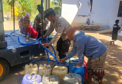 Polres Pasuruan Sulap Mobil Patroli Jadi Pengangkut Air Bersih untuk Warga Terdampak Kekeringan